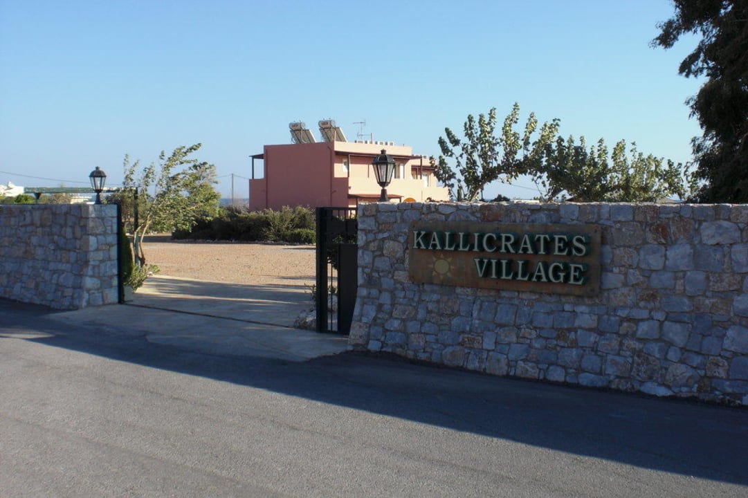 Einfahrt zur Anlage Studio Apartments Kallicrates Village