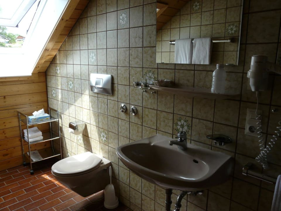 Bad  mit schöner Dusche Schwarzwaldgasthof Hotel Zum Löwen - Unteres Wirtshaus