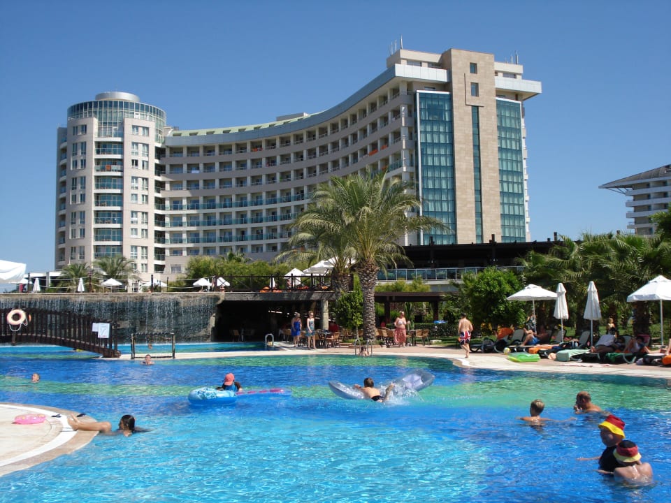 Haupt- und Animationspool mit Blick auf das Hotel Sherwood Exclusive Lara