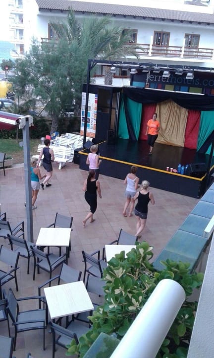 Showbühne direkt vor dem Zimmer Caprice Janeiro Hotel & Spa