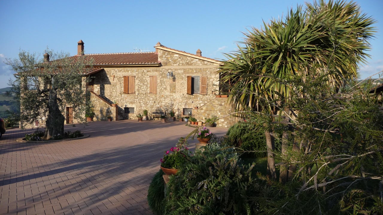 Blick von der Einfahrt aufs Haupthaus Agriturismo Podere del Vescovo