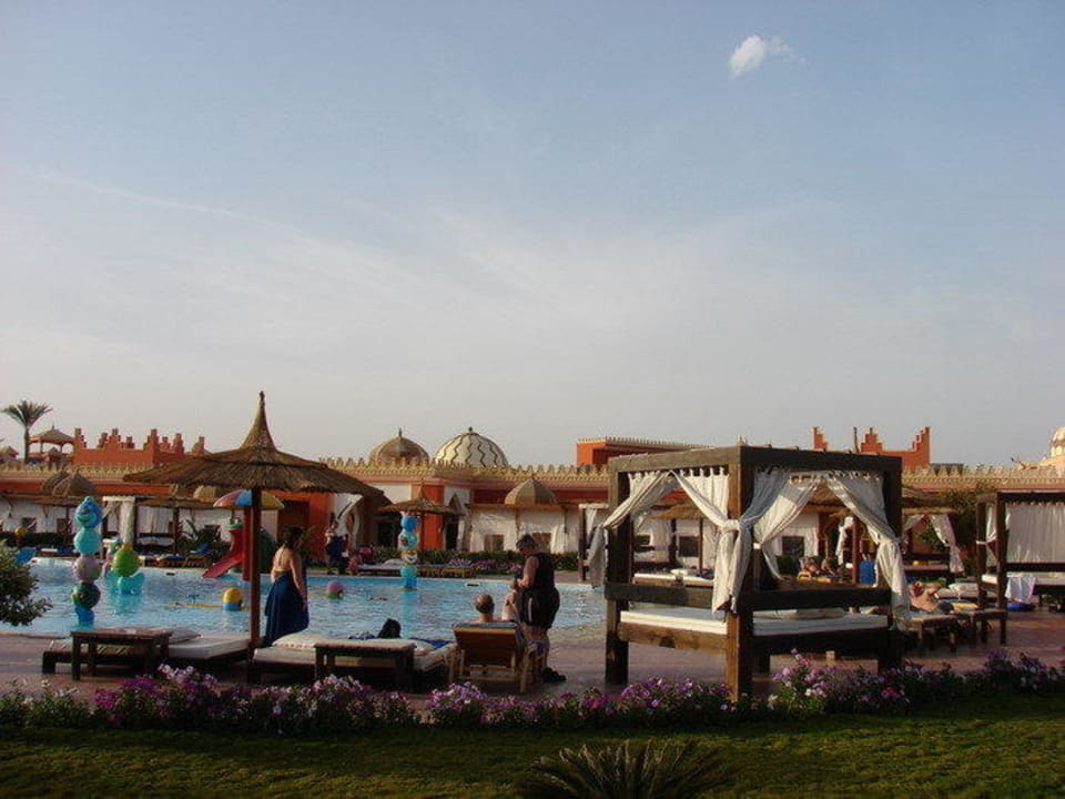 Przy basenie Pickalbatros Alf Leila Wa Leila Resort - Neverland Hurghada