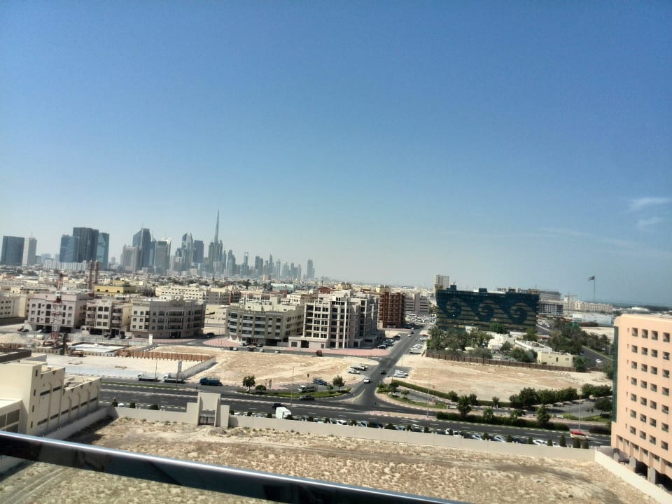 Skyline von Dubai vom Pool aus The Canvas Hotel Dubai MGallery By Sofitel