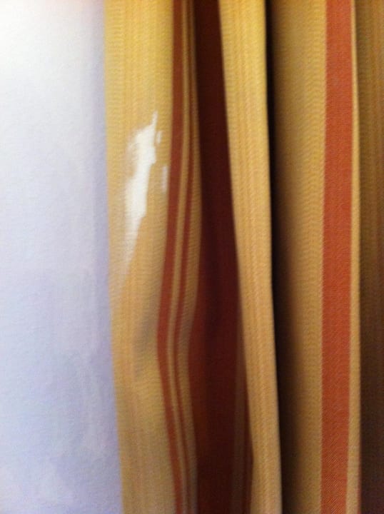 Bis zu 20cm lange Farbflecken auf den Gardienen  STROBLHOF Active Family SPA Resort