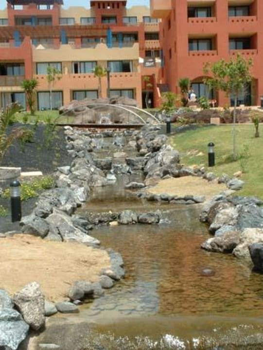 kleiner Wasserlauf im Poolbereich H10 Tindaya