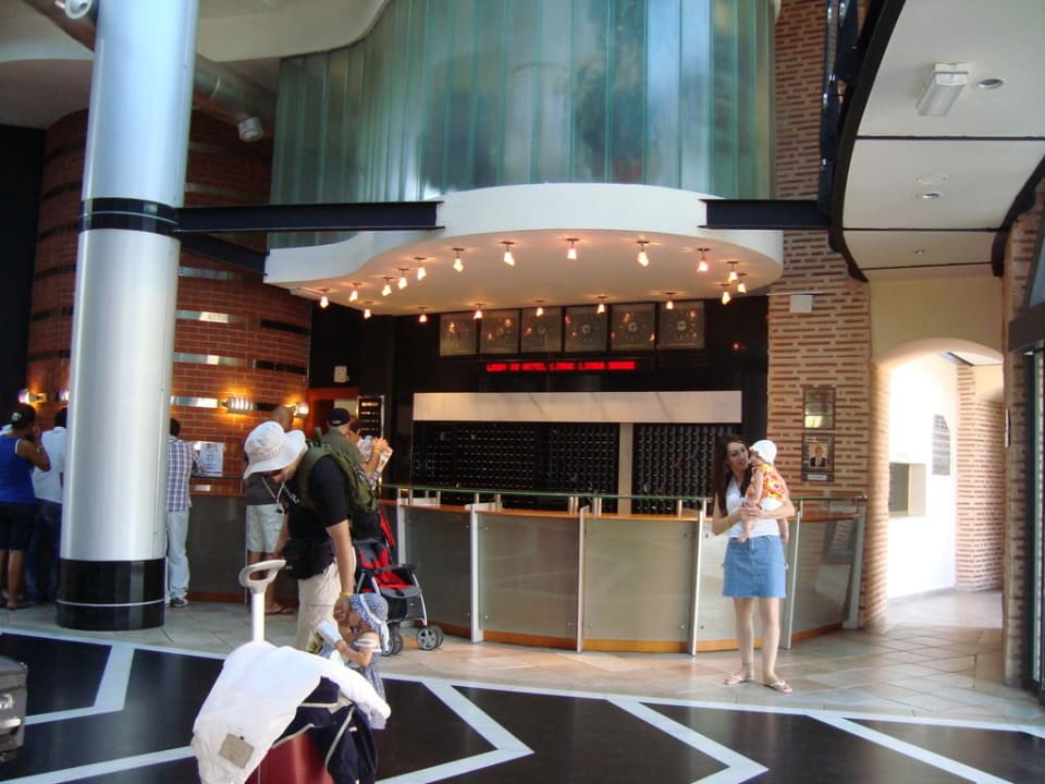 Je word vriendelijk ontvangen in de lobby Limak Limra Hotel & Resort