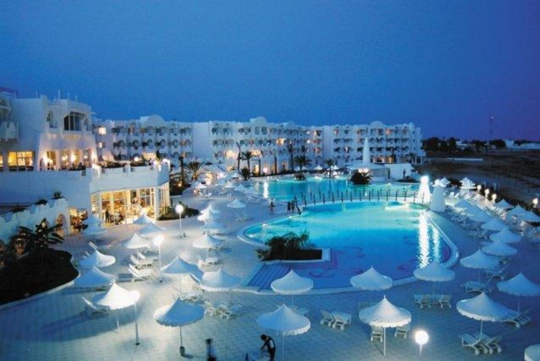 Hotel mit Pool am Abend Hotel Bravo Djerba