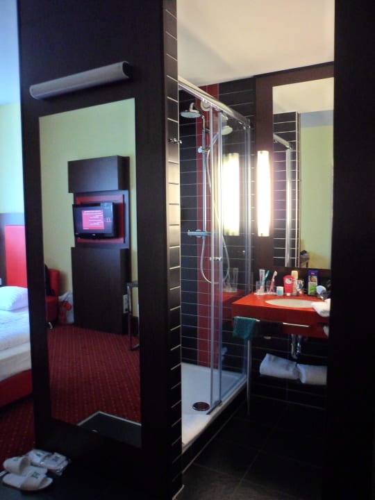 Blick ins offene Bad Best Western Plus Amedia Art Salzburg