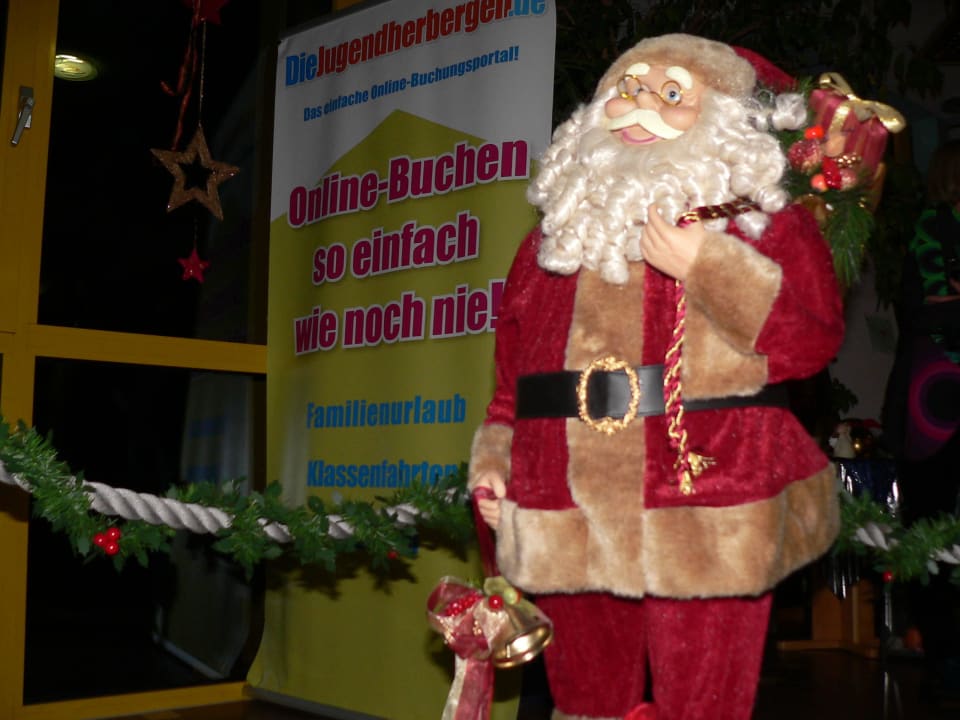 Der Weihnachtsmann begrüßt Sie am Eingang Jugendherberge An Der Saarschleife