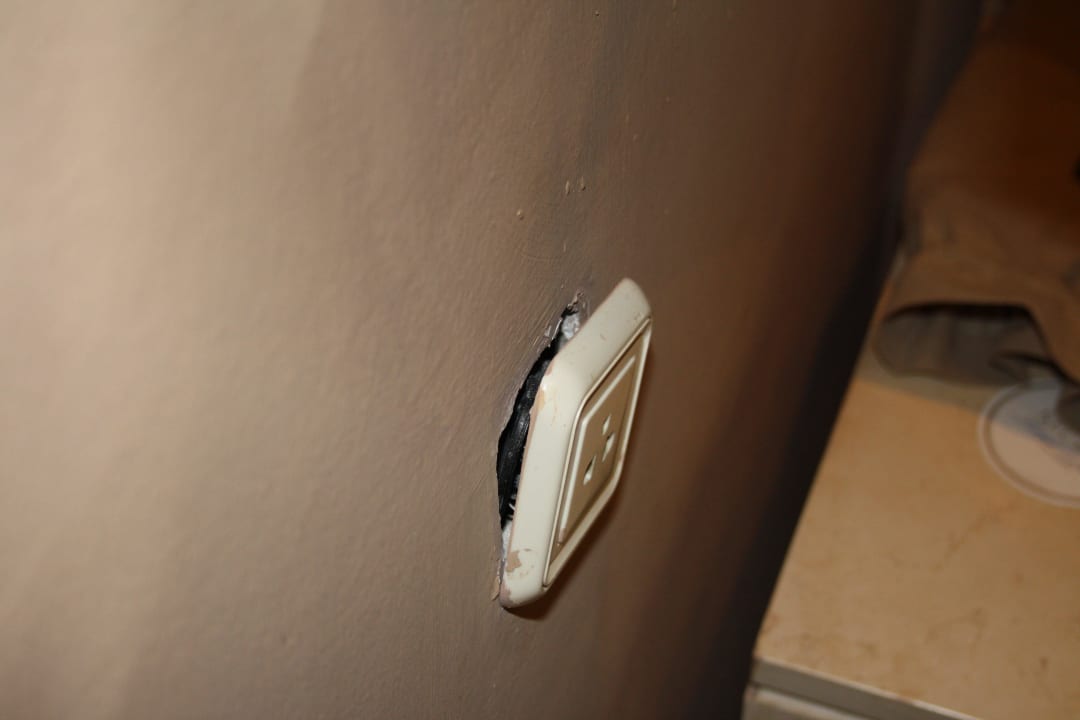 Steckdose im Bad hängt an den Kabeln aus der Wand Secrets Royal Beach Punta Cana - Adults only