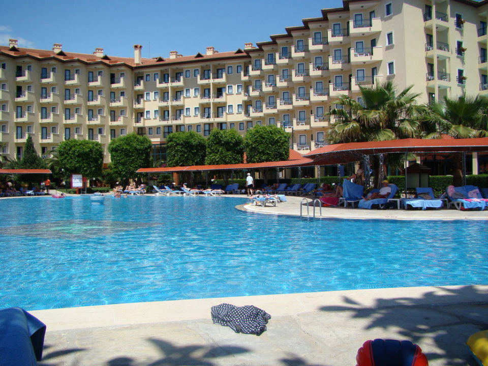 Blick vom Pool auf das Hotel Miramare Queen Hotel