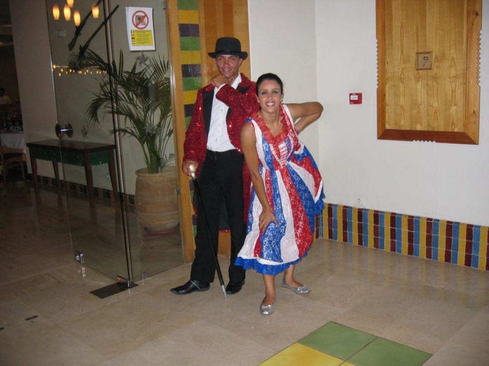 Ein Animationspaar vor der "Grease"-Aufführung Iberostar Waves Founty Beach