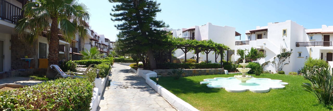 Innenhof Alexander Beach Hotel & Village Resort