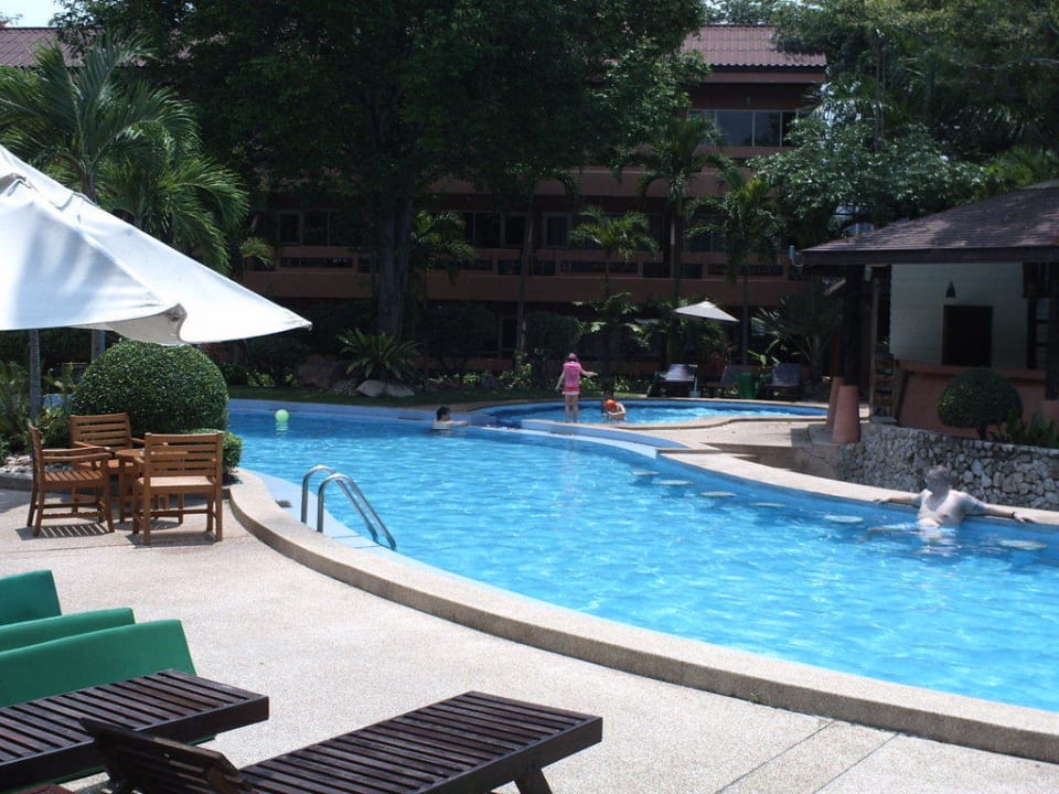 Großer Pool mit Poolbar und Kinderbecken Loma Resort & Spa
