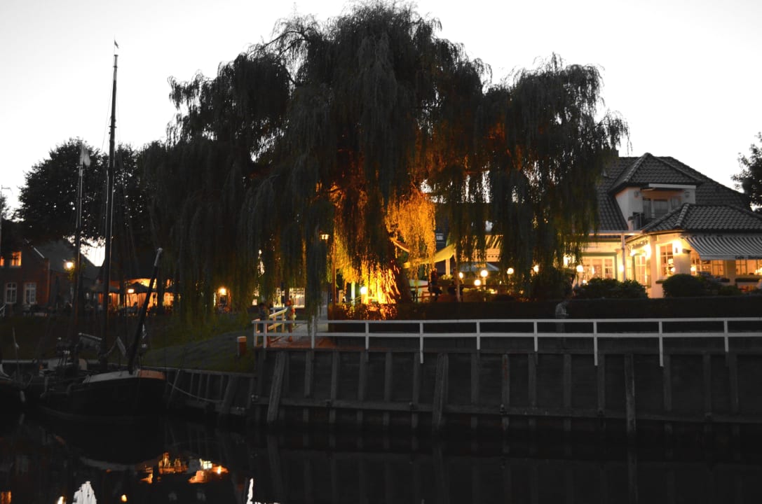 Hafen Carolinensiel am Abend mit Restaurant "Hafen Ferienhaus Dumont