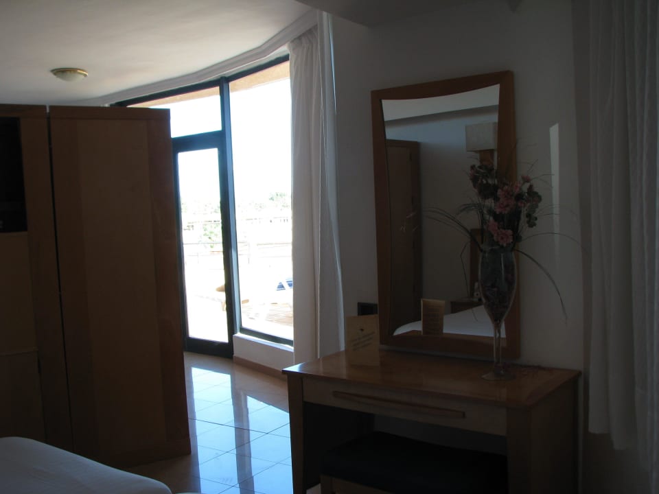 Blick vom Schlafbereich zum Balkon MUR Hotel Faro Jandia & Spa Fuerteventura