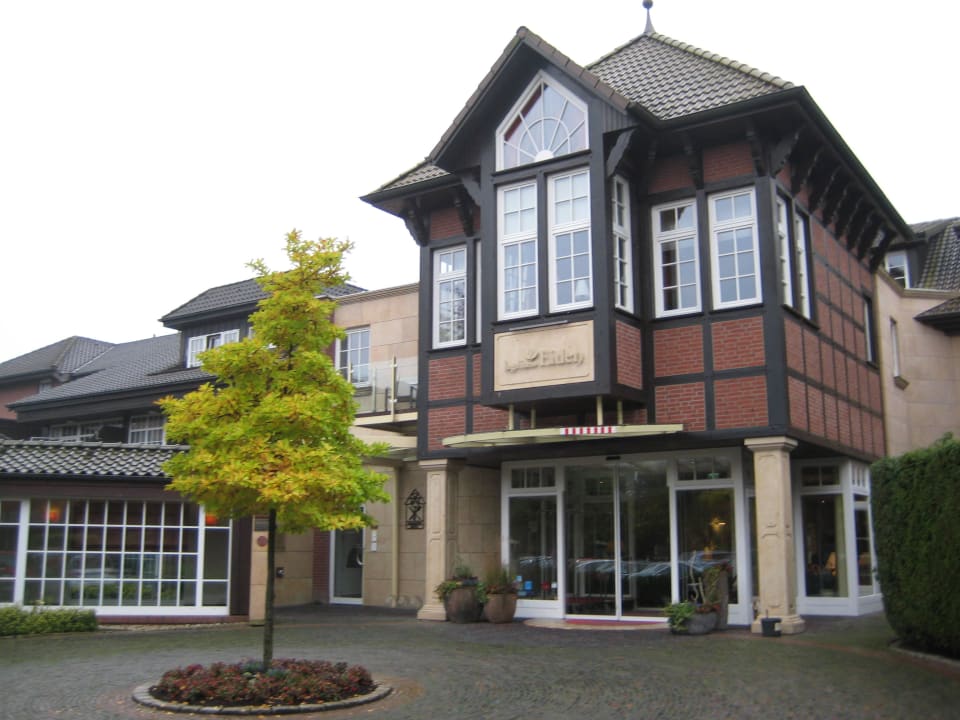 Hoteleingang vom Hotelparkplatz aus Romantik Hotel Jagdhaus Eiden am See