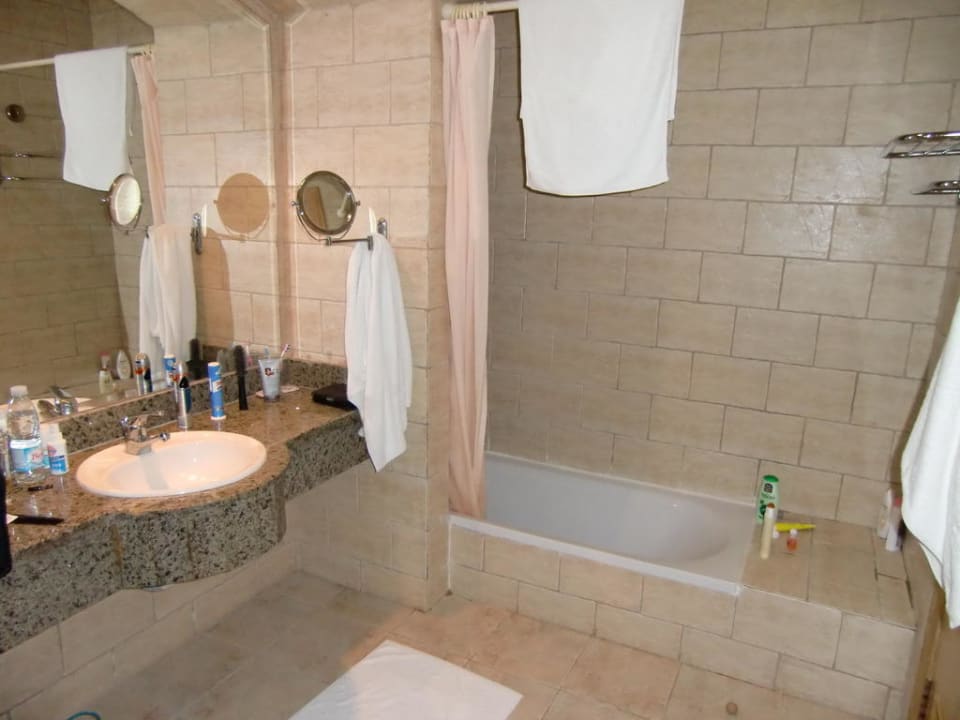 Badezimmer. Ausreichend Platz & Badewanne Pensée Royal Garden Beach Resort