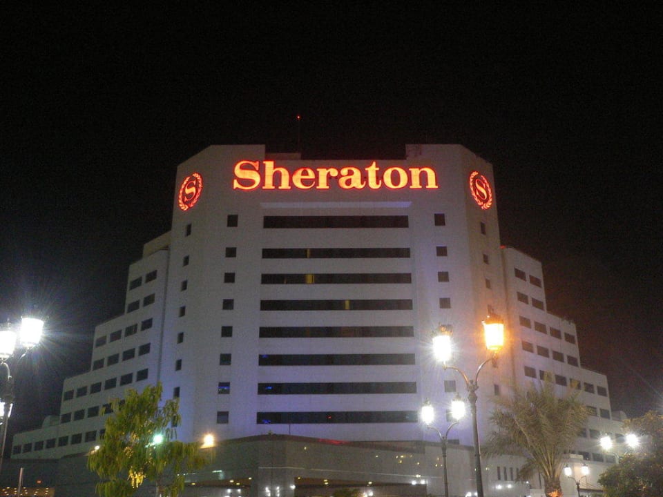 Hotel bei Nacht Sheraton Jumeirah Beach Resort