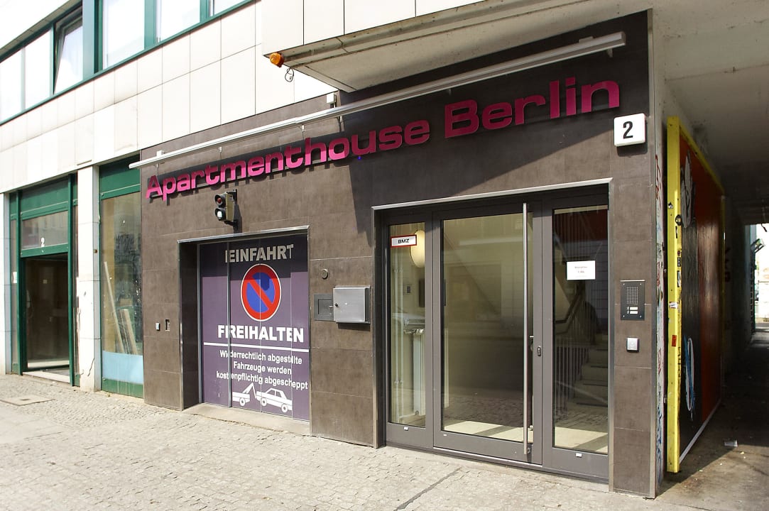 Eingangstür und Einfahrt zur Tiefgarage Apartmenthouse Berlin - Am Görlitzer Park