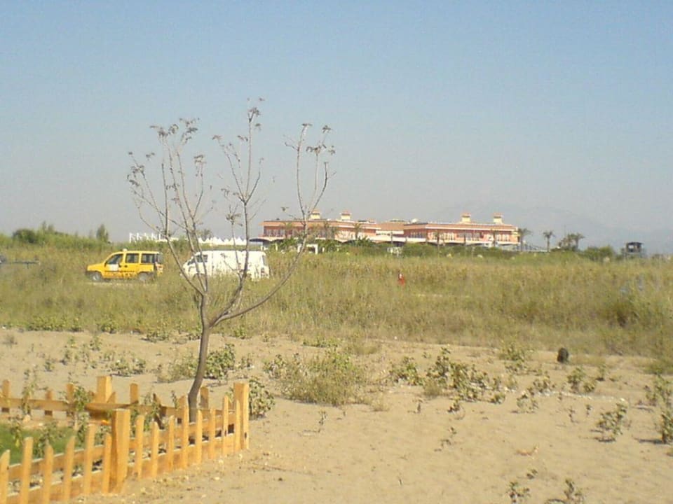 Blick vom Strand zum Hotel Crystal Paraiso Aqua Collection