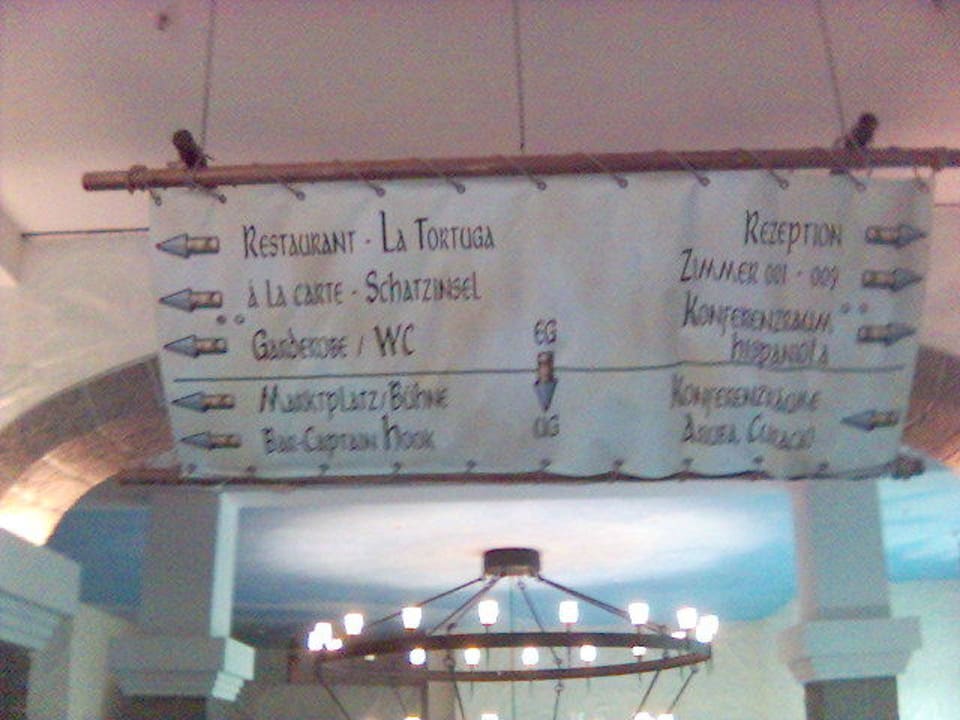 Wegweiser in der Lobby Heide Park Abenteuerhotel