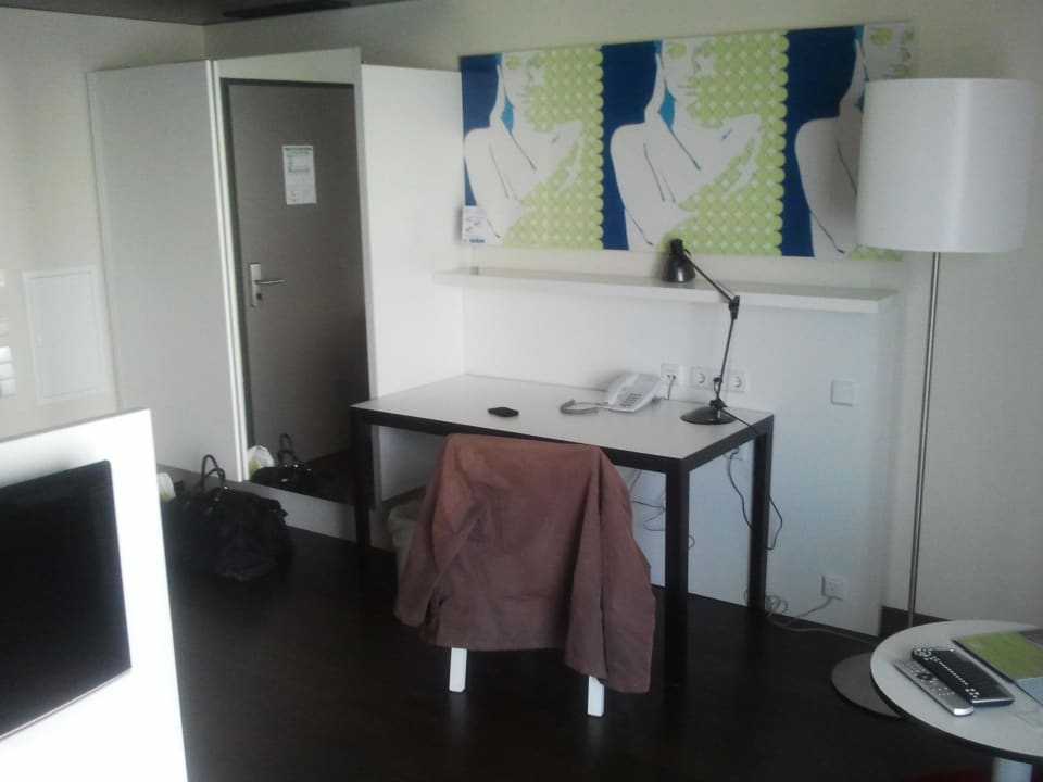 Schreibtisch und Schrank Hotel Harry's Home Linz