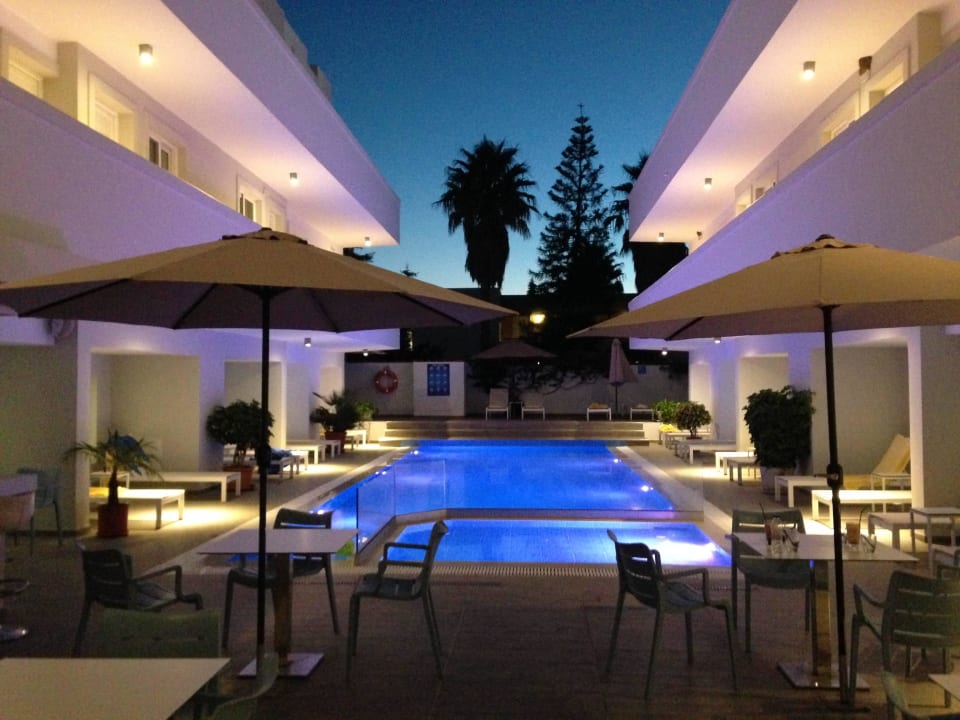 Pool und Eingänge zu den Zimmern Sentido More Meni Residence & Suites