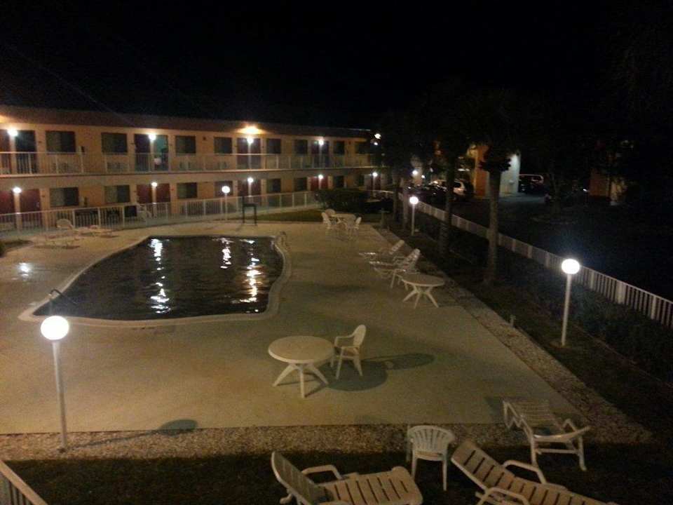 Pool, im Hintergrund die Rezeption Hotel Super 8 Naples