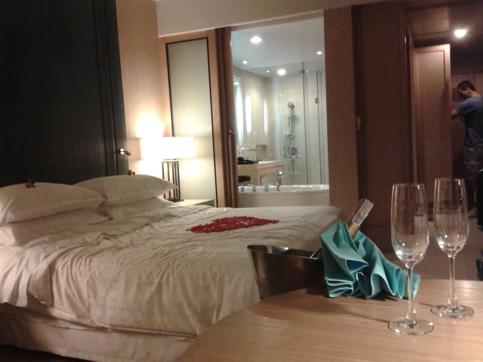 Sekt für die Flitterwochen Dusit Thani Krabi Beach Resort