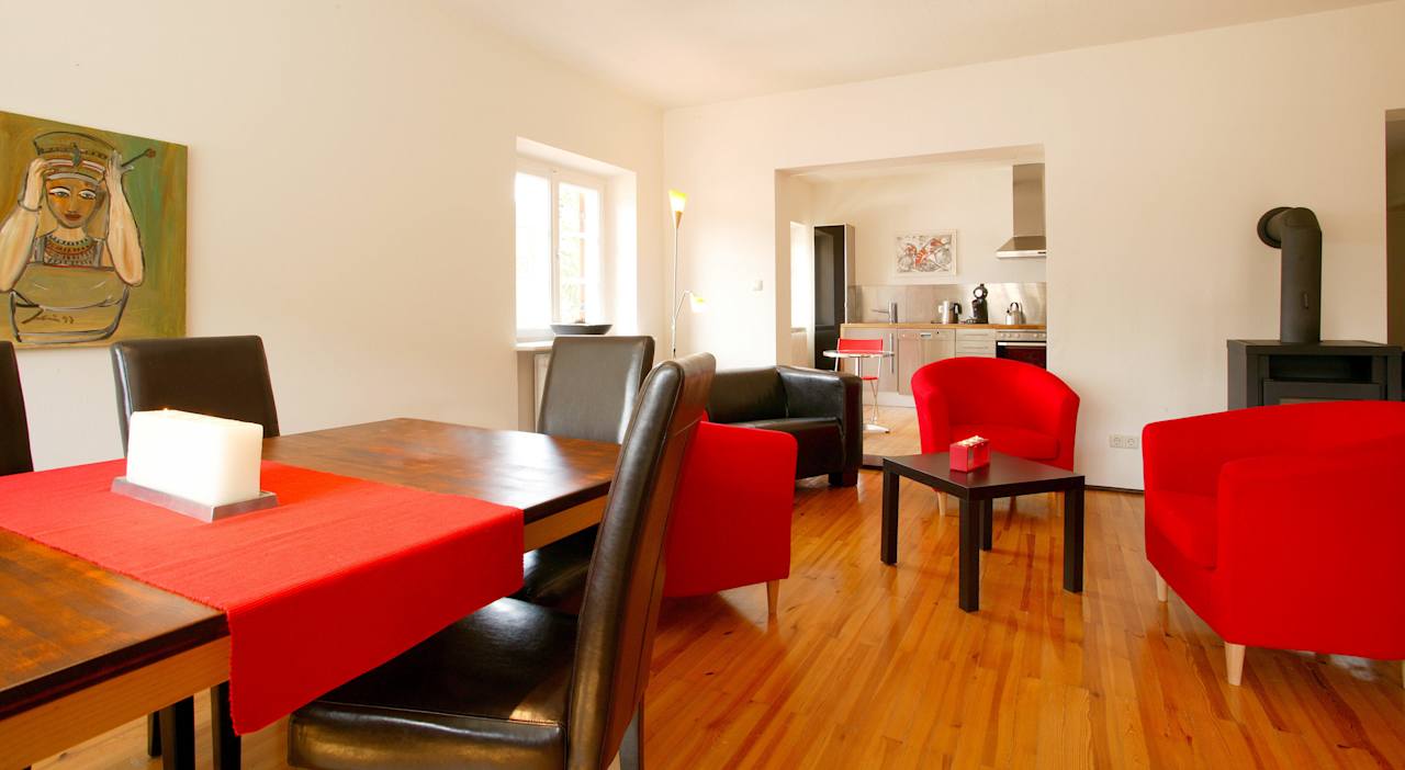 Wohnzimmer mit Blick auf die Küche Apartment Freiraum in den Alpen