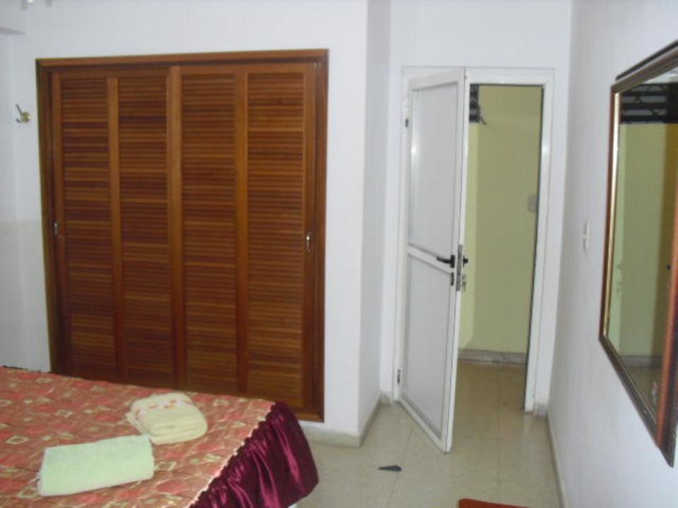 Cuarto 1 entrada y closet Casa Maura