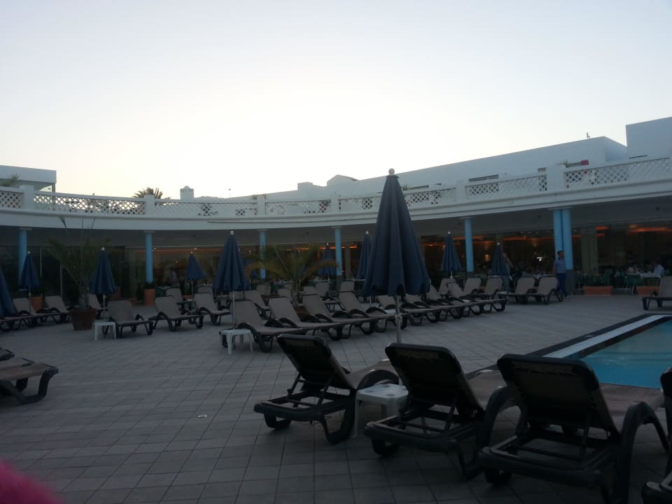 Im Hintergrund ist das Restaurant sichtbar Hotel Las Costas