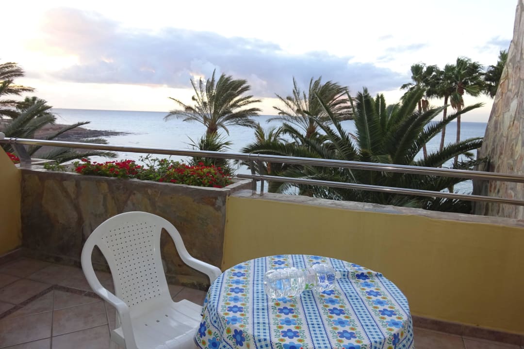 Blick auf Terrasse BlueBay Beach Club