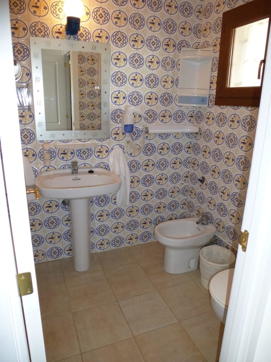 Bad am Schlafzimmer Hotel Aldea Cala Fornells 2