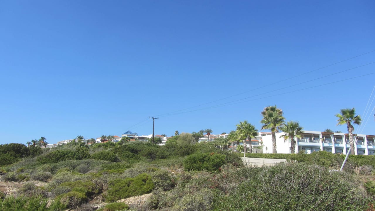 Blick von der Küstenstraße zum Hotel Rodos Princess Beach Hotel & Spa