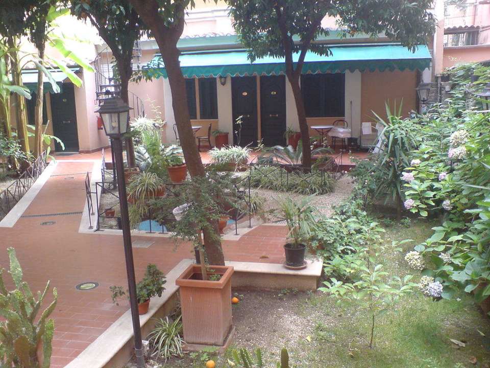 gemütlicher, kleiner Garten Hotel Astoria Garden