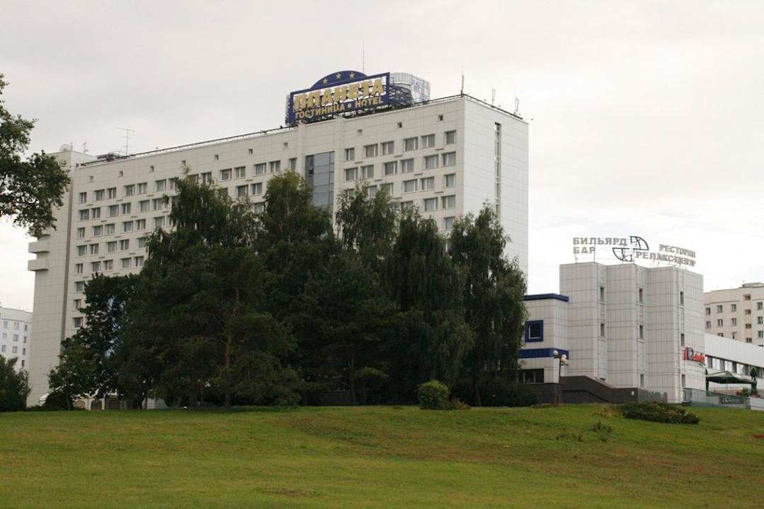 Blick von der Starße Hotel Planeta