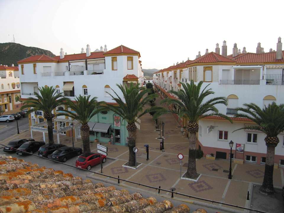 Blick auf die Strasse und die gegenüberliegenden H Hotel Pozo del Duque