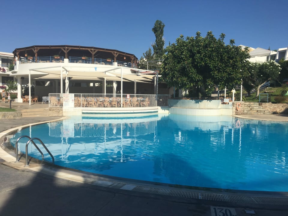 Średni basen i snack bar Cyprotel Faliraki