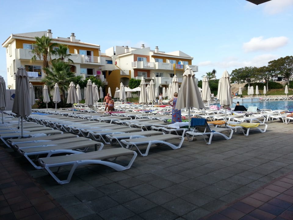 Die Liegen beim Pool blau punta reina