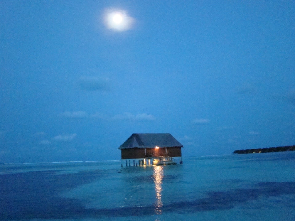 Honeymoonsuite bei Mondschein Meeru Maldives Resort Island