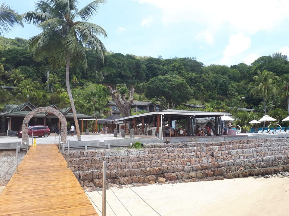 Blich vom Steg zur Anlage The Coco de Mer Hotel & Black Parrot Suites