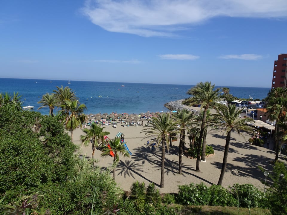 Blick von der Straße auf den Strand. Hotel Benalmadena Palace
