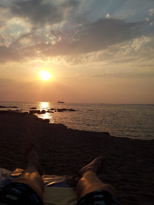 Blick vom Strand auf das Meer bei Sonnenuntergang Can Garden Beach