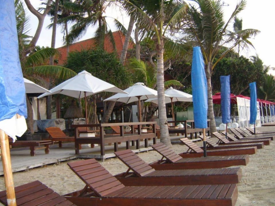 Strandliegen Puri Santrian