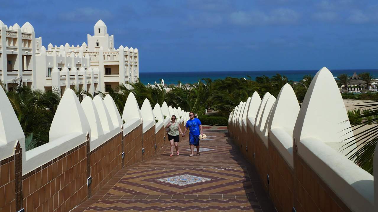 Von Lobby zu den Anlagen Hotel Riu Karamboa