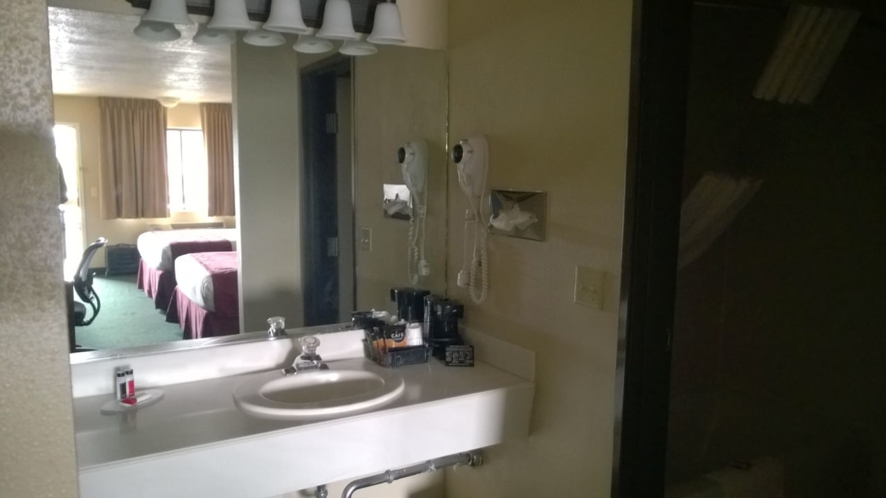 Zimmer Days Inn & Suites Logan