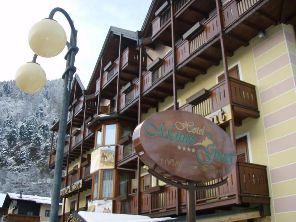 Od frontu Hotel Monte Giner