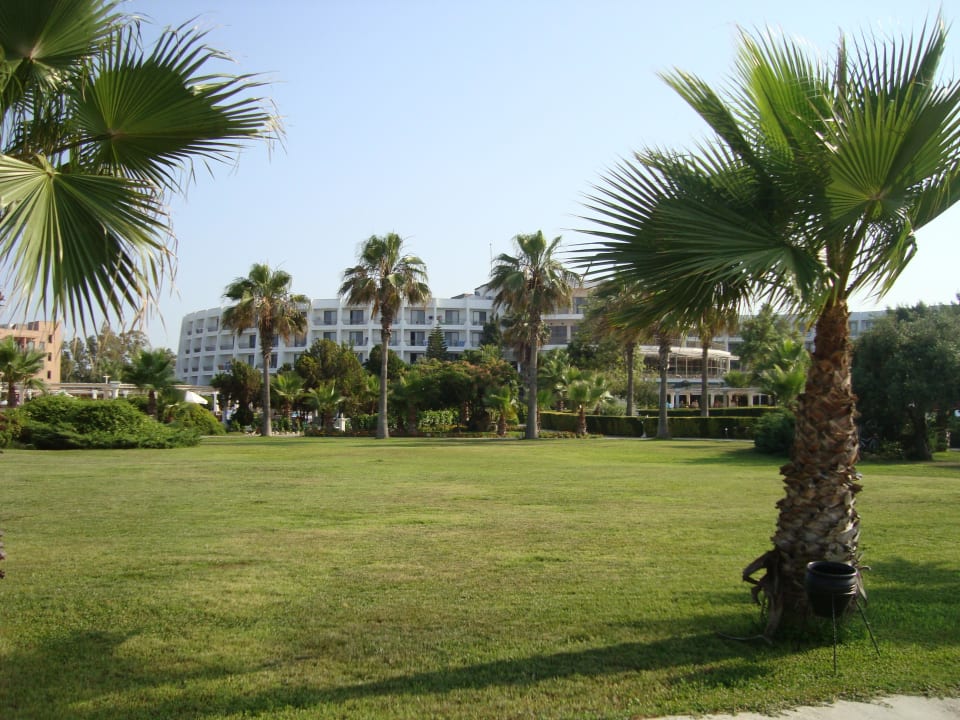 Garten mit Blick auf das Hotel Kaya Side